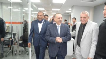 محافظ أسيوط يتفقد مركز الخدمات المميز بالغرفة التجارية