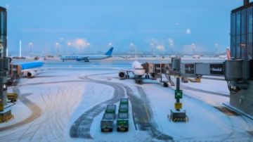 مطار برلين يعلق رحلاته الجوية بسبب الجليد