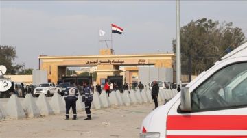 الهلال الأحمر المصري يستقبل دفعة جديدة من الفلسطينيين الوافدين والمغادرين من وإلى قطاع غزة الهلال الأحمر المصري يستقبل دفعة جديدة من الفلسطينيين الوافدين والمغادرين من وإلى قطاع غزة