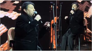 جالسا على كرسي.. هاني شاكر يحيي أول حفل له بعد جراحة العمود الفقري