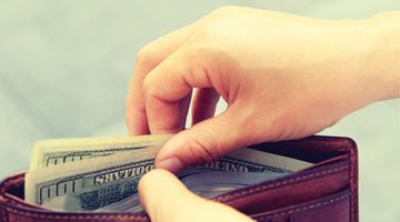 حكم أداء فدية الإفطار في رمضان عن الأم الفقيرة المريضة وإعطائها لها