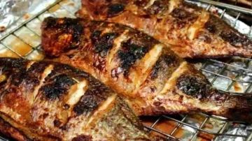 سهلة ولذيذة.. طريقة عمل السمك المشوي