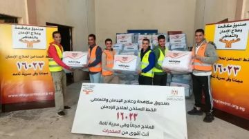 صندوق علاج الإدمان يسلم 1150 قطعة ملابس من منتجات المتعافين لبنك الكساء