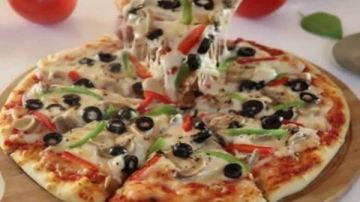 طريقة عمل بديل البيتزا بالجبنة والزيتون.. سهلة وسريعة