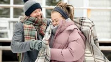 لماذا تشعر النساء بالبرد أكثر من الرجال؟.. أطباء يكشفون السبب المفاجئ