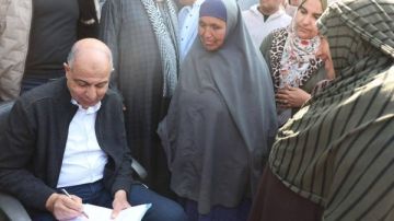 محافظ المنيا يفتح باب الحوار مع أهالي العدوة ويوجه بالاستجابة لمطالبهم.. صور محافظ المنيا يفتح باب الحوار مع أهالي العدوة ويوجه بالاستجابة لمطالبهم.. صور