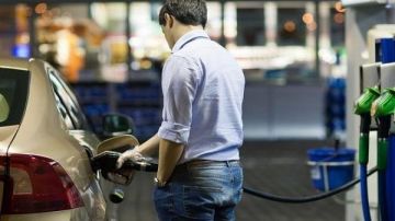 أخطاء في تعبئة الوقود قد تكلفك كثيرا أخطاء في تعبئة الوقود قد تكلفك كثيرا
