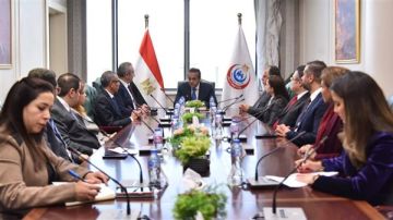 وزير الصحة يكرم القوافل الطبية المصرية لمساهمتها الإنسانية في السودان وجيبوتي والصومال وزير الصحة يكرم القوافل الطبية المصرية لمساهمتها الإنسانية في السودان وجيبوتي والصومال