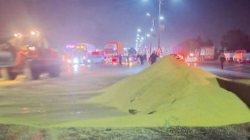 انقلاب سيارة نقل محملة بمادة الكبريت على الطريق الزراعي السريع في المنوفية انقلاب سيارة نقل محملة بمادة الكبريت على الطريق الزراعي السريع في المنوفية