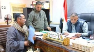 رئيس مركز الداخلة بالوادي الجديد يناقش مشكلات المواطنين ويوجه بحلها رئيس مركز الداخلة بالوادي الجديد يناقش مشكلات المواطنين ويوجه بحلها