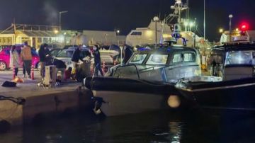 مقتـ.ـل 14 شخصا في حادث تصادم بين خفر السواحل اليوناني وقارب مهاجرين مقتـ.ـل 14 شخصا في حادث تصادم بين خفر السواحل اليوناني وقارب مهاجرين