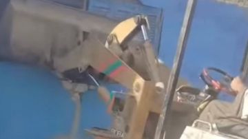 أب يهدم منزل ابنته ويحاول إجبارها على التنازل عنه بسوهاج.. ما القصة؟