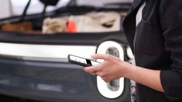 أول تقنية شحن سيارة كهربائية من أخرى.. ثورة في عالم المركبات أول تقنية شحن سيارة كهربائية من أخرى.. ثورة في عالم المركبات