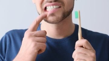 تجاهل صحة اللثة يزيد من الإصابة بمشاكل صحية خطيرة.. أبرزها أمراض القلب