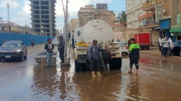 رئيس مدينة كفر الشيخ يتابع أعمال كسح مياه الأمطار من الشوارع صور