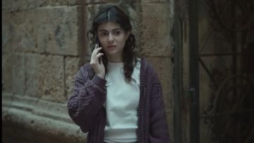 مكالمة خاطفة تطمئن فيها تارا عبود على حبيبها نضال فى صحاب الأرض مكالمة خاطفة تطمئن فيها تارا عبود على حبيبها نضال فى صحاب الأرض