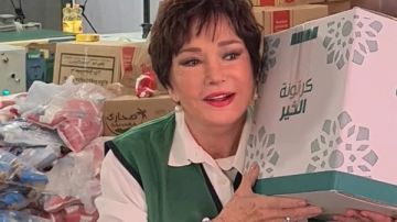 شاهد.. لبلبة تشارك في تعبئة كراتين رمضان