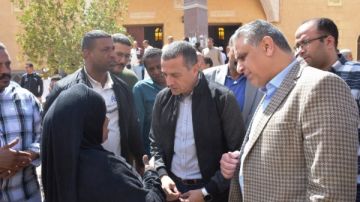 محافظ أسوان يستمع لمطالب المواطنين ويوجه لتسخير كافة الإمكانيات لتلبيتها