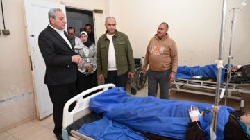 محافظ الغربية يطمئن على 14 عاملا مصابا في حادث الطريق الزراعي بمدخل قرية العمة ..صور