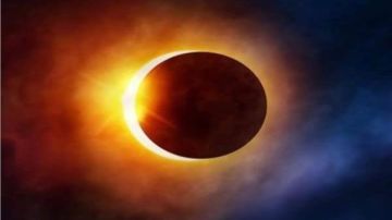 القمر يطوق الشمس بـ حلقة النار .. عرض سماوي نادر يلفت أنظار العالم