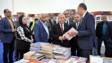 جولة موسعة لرئيس الهيئة الوطنية للصحافة بأجنحة المؤسسات القومية في معرض الكتاب