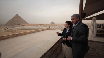 وزير السياحة والآثار يصطحب نظيرته اليونانية في جولة بـ المتحف المصري الكبير وزير السياحة والآثار يصطحب نظيرته اليونانية في جولة بـ المتحف المصري الكبير