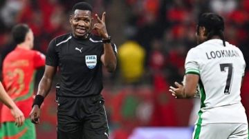 الكاف يعين الحكم الغاني دانيال لاريـا لإدارة مباراة المصري وكايزر تشيفز