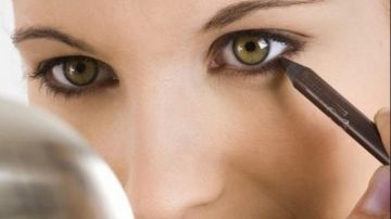 حكم غسل الوجه دون الجفون عند الوضوء لوجود الكحل.. الإفتاء تجيب