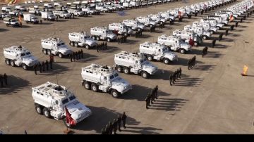 رئيس الصومال ووزير الدفاع يشهدان اصطفاف القوات المصرية قبل مغادرتها للصومال