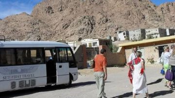 انتعاش السياحة في سانت كاترين.. 872 زائرا يتوافدون لمدينة التجلي رغم البرودة