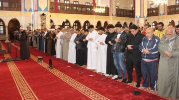 مشهد إيماني مهيب.. الآلاف يؤدون صلاة الجمعة في مجمع الرواق الأزهري بالمظلات.. صور