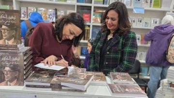معرض الكتاب.. زينب عبد الرزاق توقع كتاب توفيق الحكيم.. رحلة الوعي والروح معرض الكتاب.. زينب عبد الرزاق توقع كتاب توفيق الحكيم.. رحلة الوعي والروح