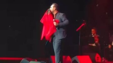 وائل جسار يقبل العلم المغربي ويوجه رسالة مؤثرة