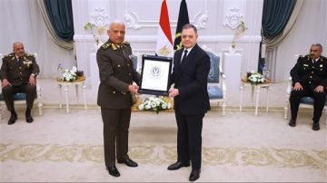 وزير الداخلية يستقبل القائد العام للقوات المسلحة ورئيس الأركان لتهنئته بعيد الشرطة (فيديو)