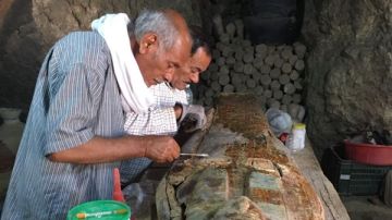 العثور على خبيئة من التوابيت الملونة لمنشدي آمون و8 برديات نادرة من عصر الانتقال الثالث بالقرنة بالأقصر