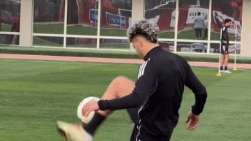 إمام عاشور يشارك في تدريب الأهلي الجماعي.. شاهد