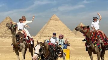 ابنة ترامب وأسرتها يستمتعون بزيارة الأهرامات وأبو الهول.. ويختتمونها بغداء في خوفو ابنة ترامب وأسرتها يستمتعون بزيارة الأهرامات وأبو الهول.. ويختتمونها بغداء في خوفو