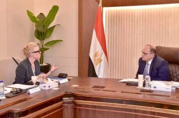 رئيس هيئة الدواء المصرية يستقبل وفد الأعمال السويدي لبحث آفاق التعاون في القطاع الصحي والدوائي رئيس هيئة الدواء المصرية يستقبل وفد الأعمال السويدي لبحث آفاق التعاون في القطاع الصحي والدوائي