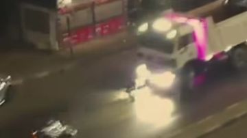 كارثة طريق الكابلات.. بقع زيت تتسبب في دهس دراجة نارية وسحبها أسفل تريلا بالقاهرة.. وشاهد عيان يكشف التفاصيل