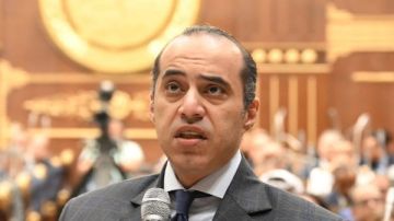 بعد خروجه من التشكيل الحكومي.. المستشار محمود فوزي: خدمة مصر شرف لا يعلوه شرف بعد خروجه من التشكيل الحكومي.. المستشار محمود فوزي: خدمة مصر شرف لا يعلوه شرف