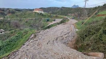 عواصف عنيفة تضرب اليونان.. إخلاء تجمعات سكنية وانهيارات أرضية عواصف عنيفة تضرب اليونان.. إخلاء تجمعات سكنية وانهيارات أرضية