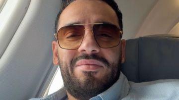 من الطائرة.. رامي جمال يخطف الأنظار في أحدث ظهور