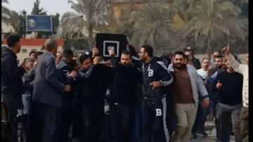 وسط انهيار الأحباب جنازة مهيبة لصاحب معرض سيارات فيصل من مسجد السيدة نفيسة.. صور