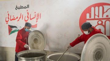 المطبخ الإنساني الرمضاني للهلال الأحمر طوال شهر رمضان للأشقاء الفلسطينيين المطبخ الإنساني الرمضاني للهلال الأحمر طوال شهر رمضان للأشقاء الفلسطينيين