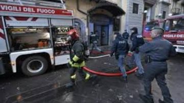 حريق هائل يدمر مسرحا تاريخيا في نابولي حريق هائل يدمر مسرحا تاريخيا في نابولي