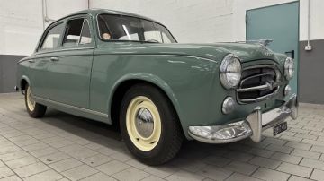 شاهد بيجو 403 التي يقودها مؤسس شركة فيرار