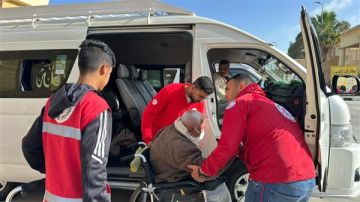 قافلة زاد العزة الـ136 تدخل إلى الفلسطينيين في قطاع غزة (صور)