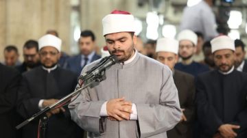 لم تشغله دراسة الطب عن القرآن.. محمد عبدالنبي جادو يؤم المصلين في التراويح بالجامع الأزهر