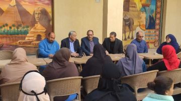 تسليم 42 شهادة محو أمية للمواطنين بمركز الواسطي في بني سويف