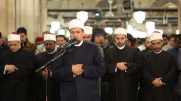 ركعا سجدا.. آلاف المصلين يؤدون العشاء والتراويح بالجامع الأزهر في الليلة السادسة من رمضان